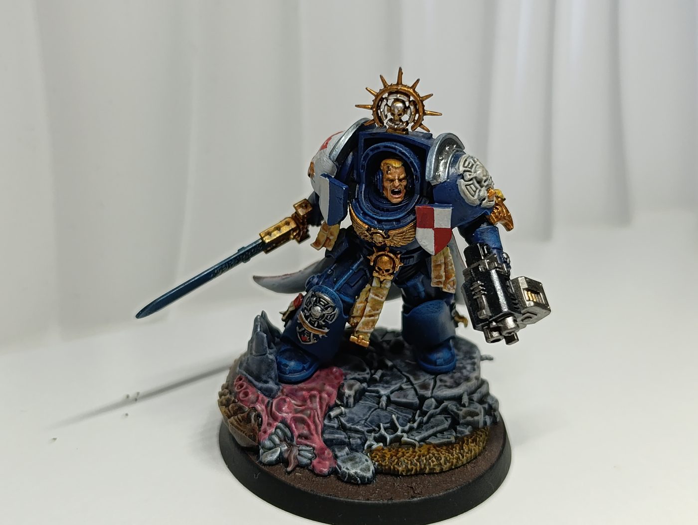 SPACE MARINE CAPITANO IN ARMOR